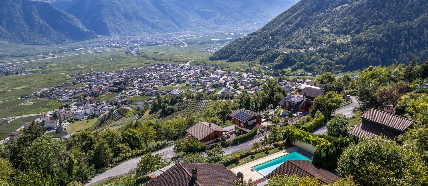 Die Liegenschaft mit Pool und Blick über das Rhônetal