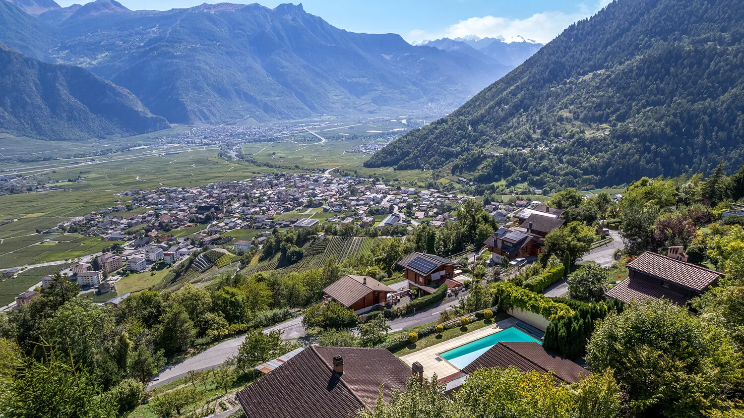 Die Liegenschaft mit Pool und Blick über das Rhônetal