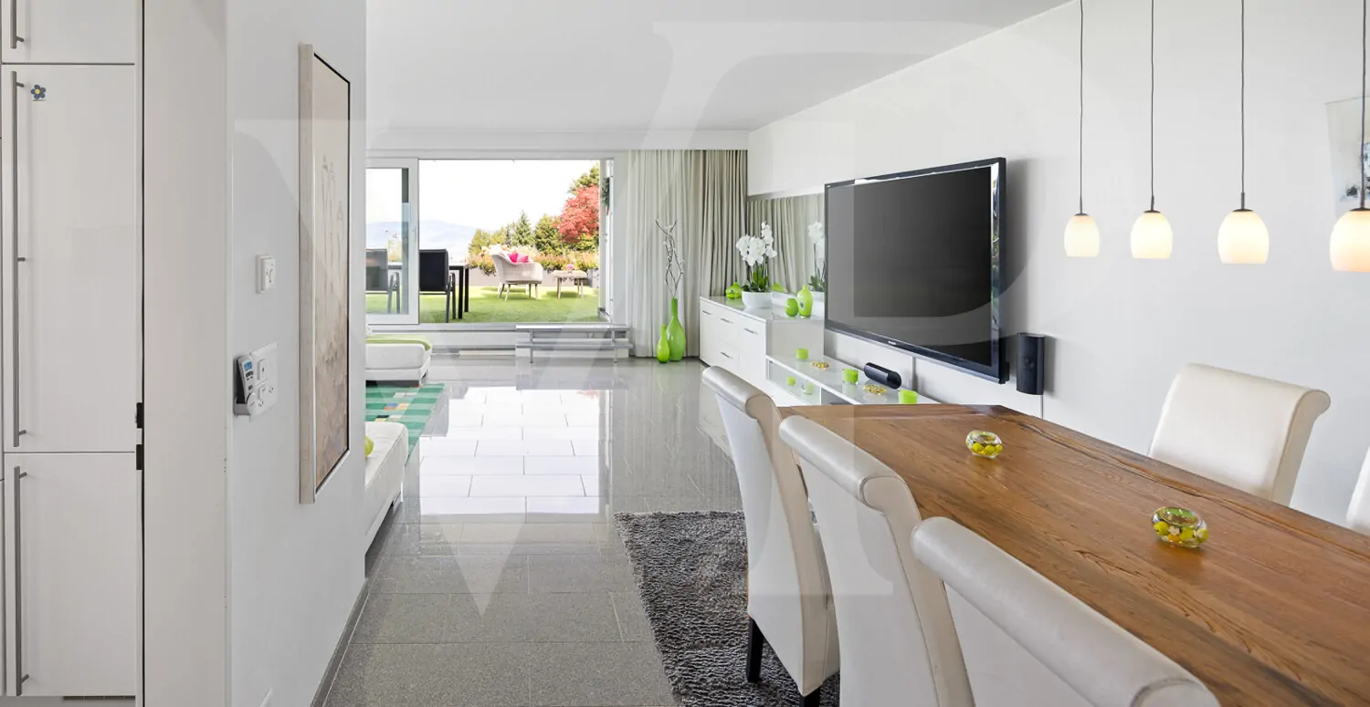 Eleganter Essbereich mit Weitblick und Terrassenzugang