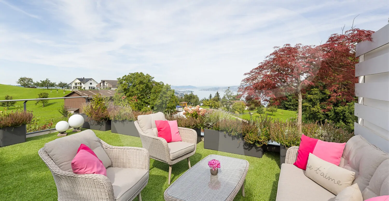 Sonnige Terrasse mit unverbaubarer Weitsicht über den Zürichsee