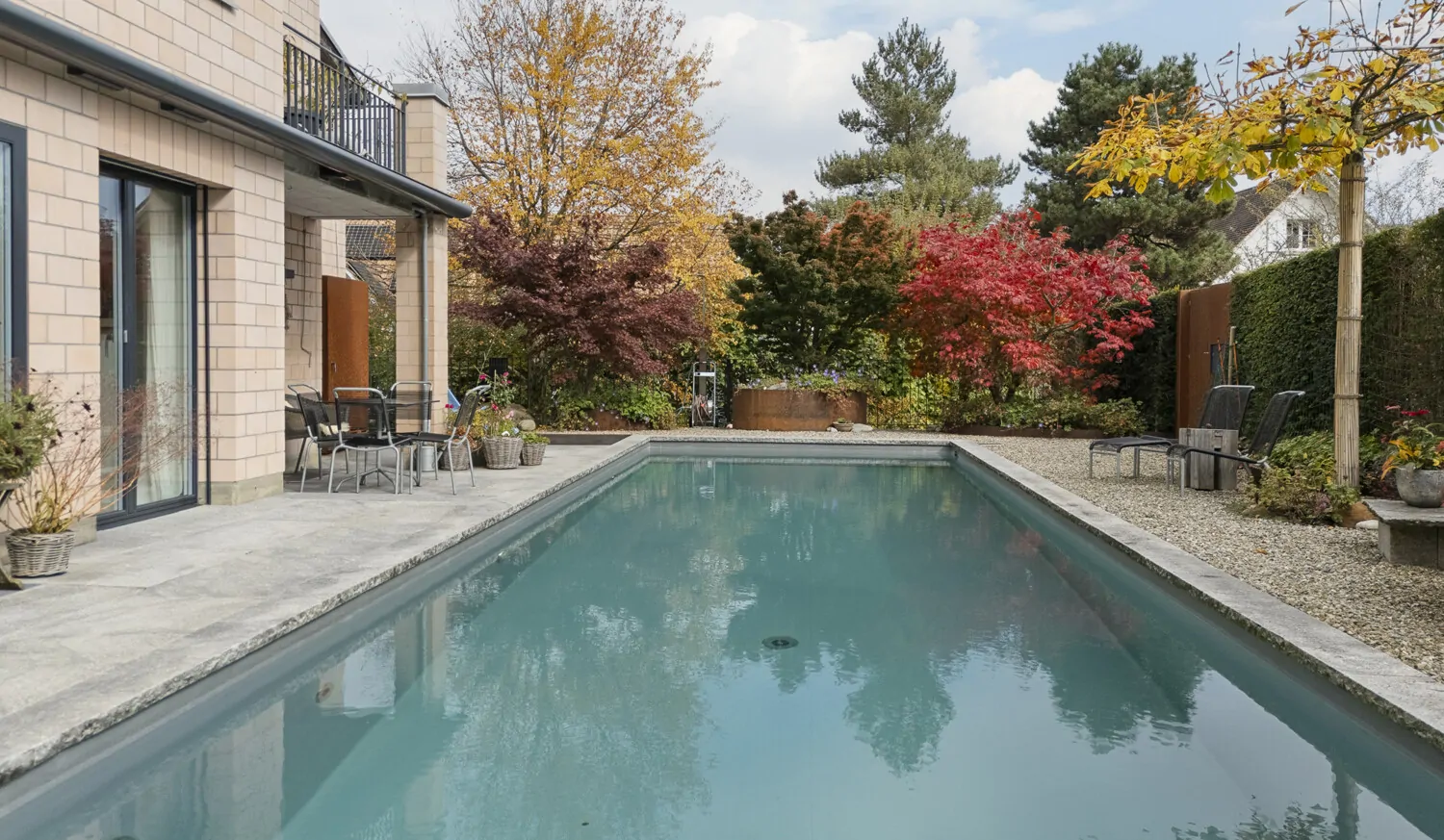 Beheizbarer Biopool mit Teich und Wasserlauf