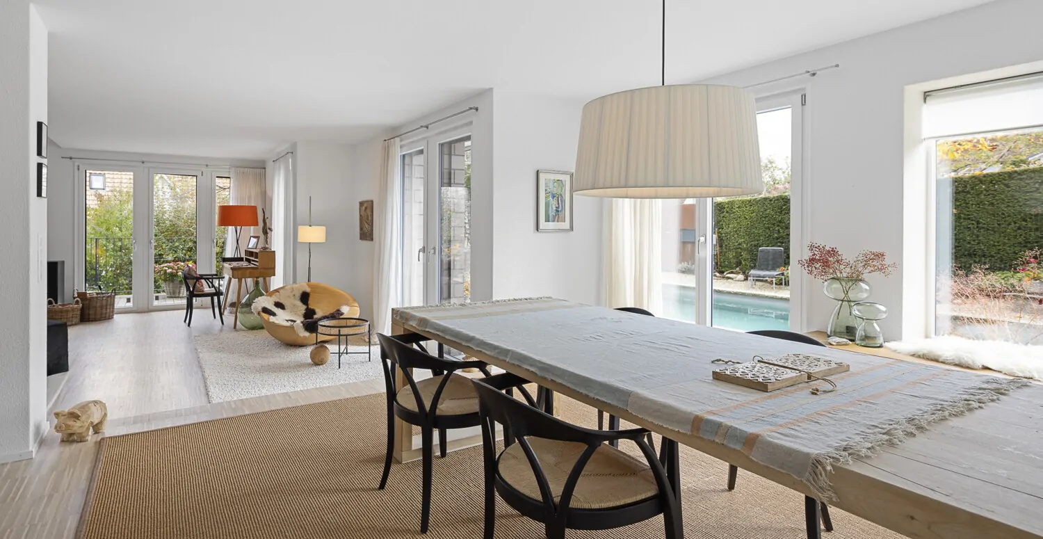 Heller Essplatz mit Blick auf den Pool und ins Wohnzimmer