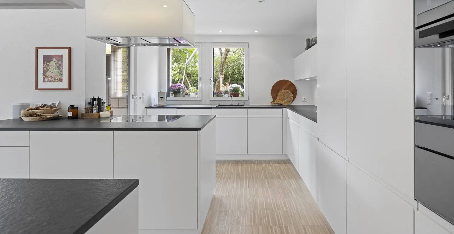 Die Küche mit viel Stauraum und Zugang zum Garten