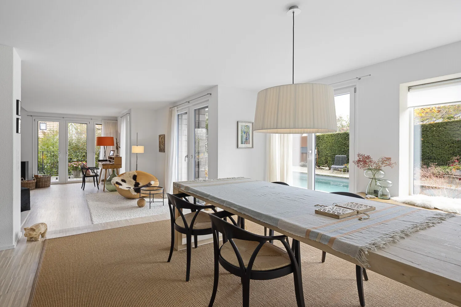 Heller Essplatz mit Blick auf den Pool und ins Wohnzimmer