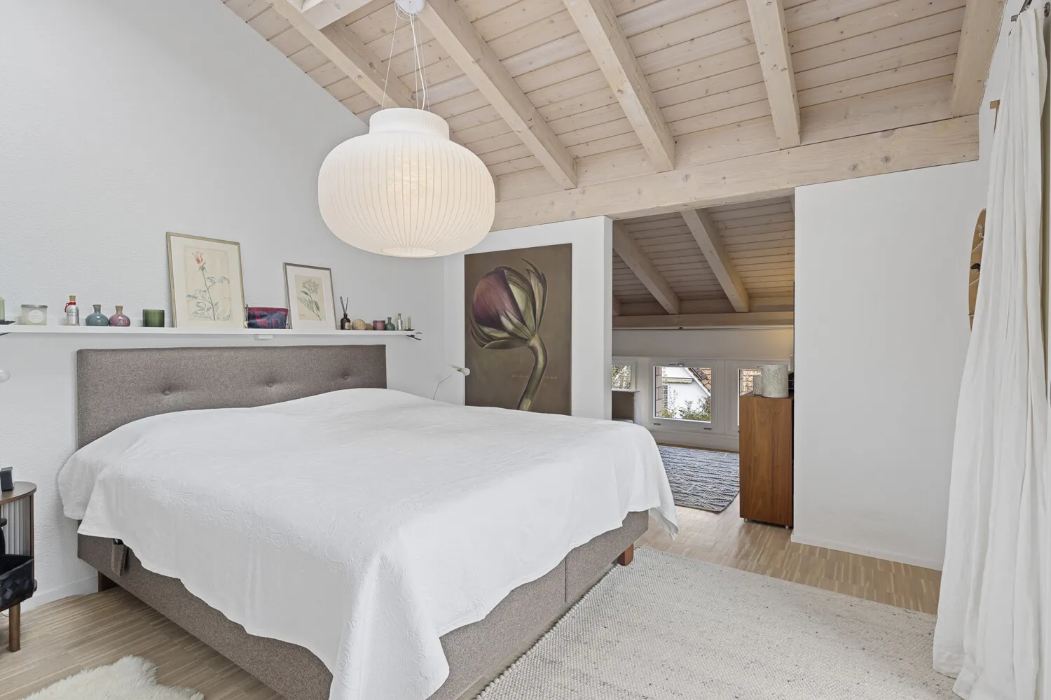 Schlafzimmer mit anschliessendem Fernsehraum