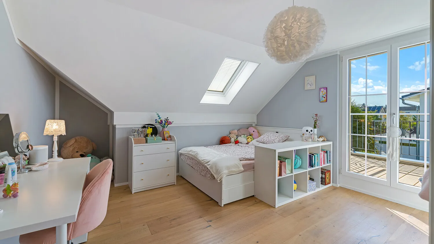 Zimmer 2 im OG genutzt als Kinderzimmer mit Zugang zum Balkon mit Fernblick