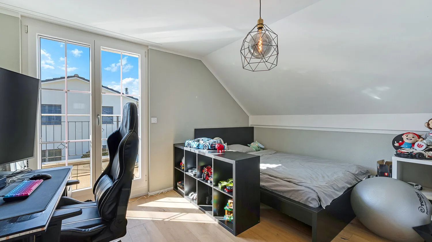 Zimmer 1 im Obergeschoss, derzeit ein helles Kinderzimmer