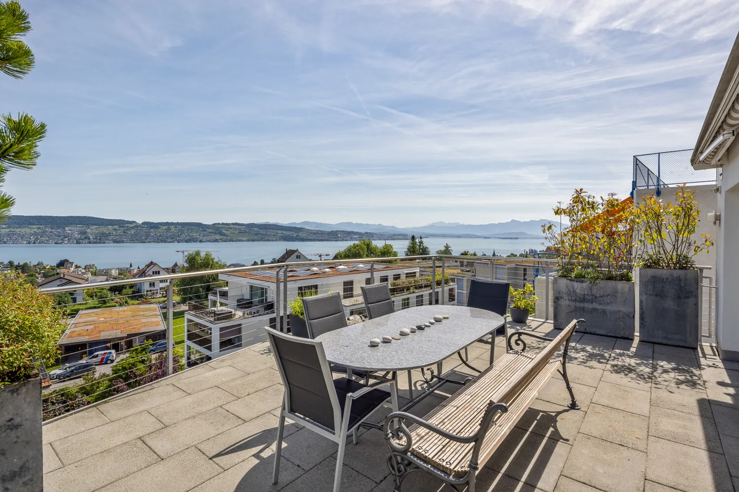 Terrasse mit wunderbarer See- und Alpensicht (OG)