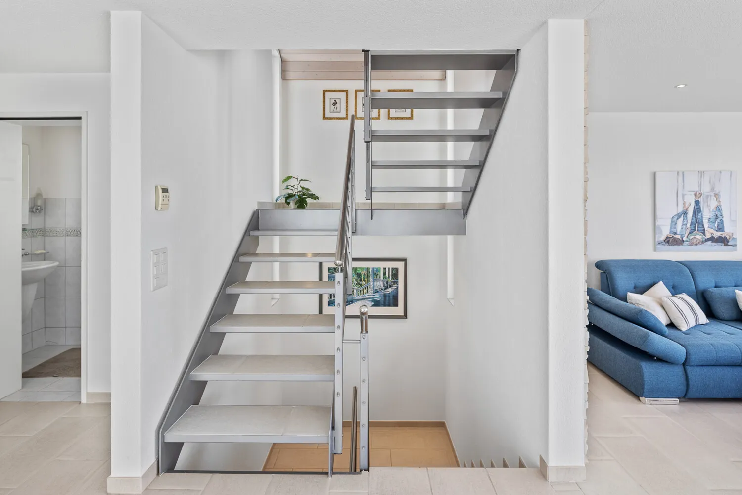 Architektonisch elegante Verbindung zwischen Wohn- und Galleriebereich