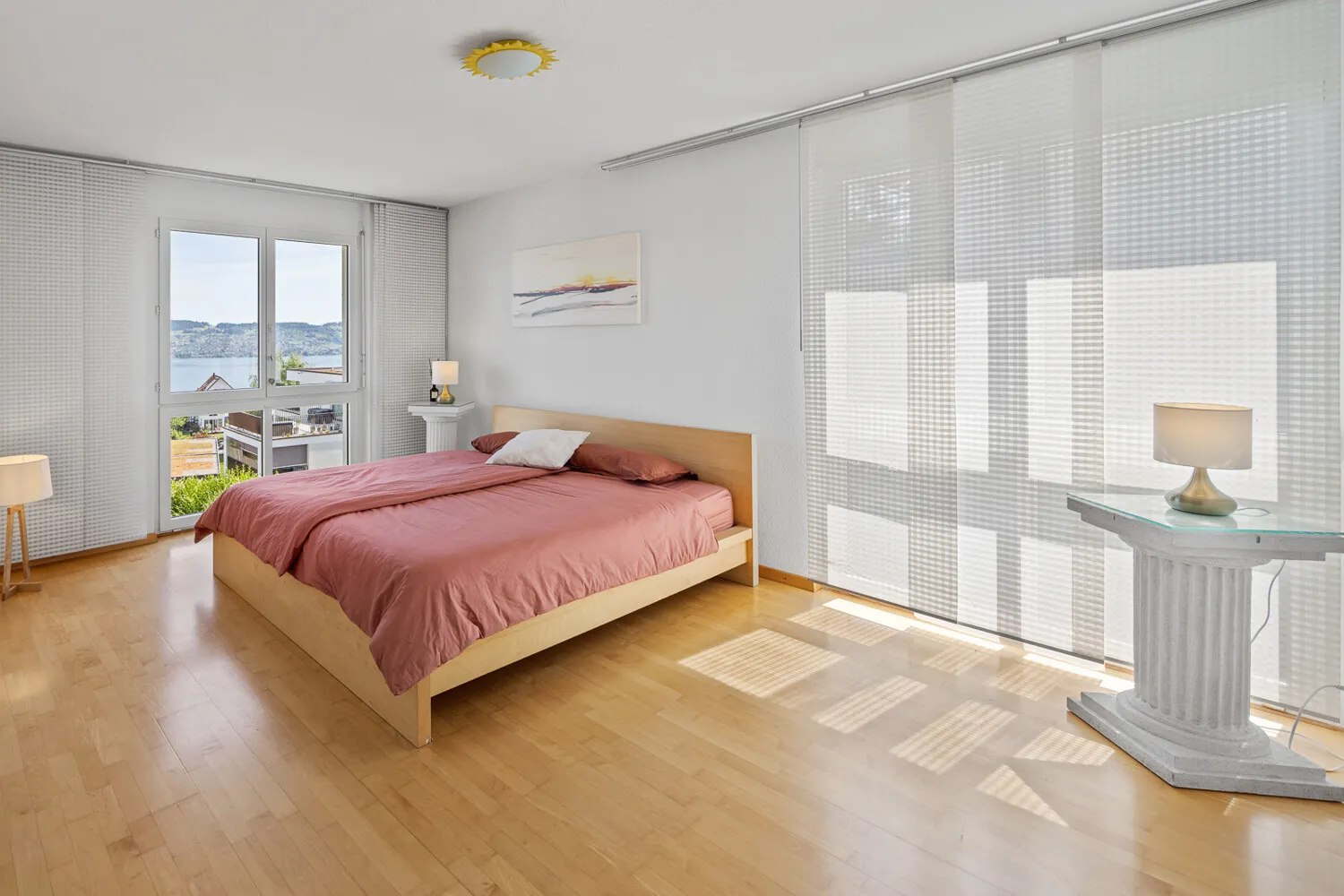 Zimmer 2 mit sonniger Südostausrichtung, bodentiefen Fenstern und wohltuender Weitsicht (EG)