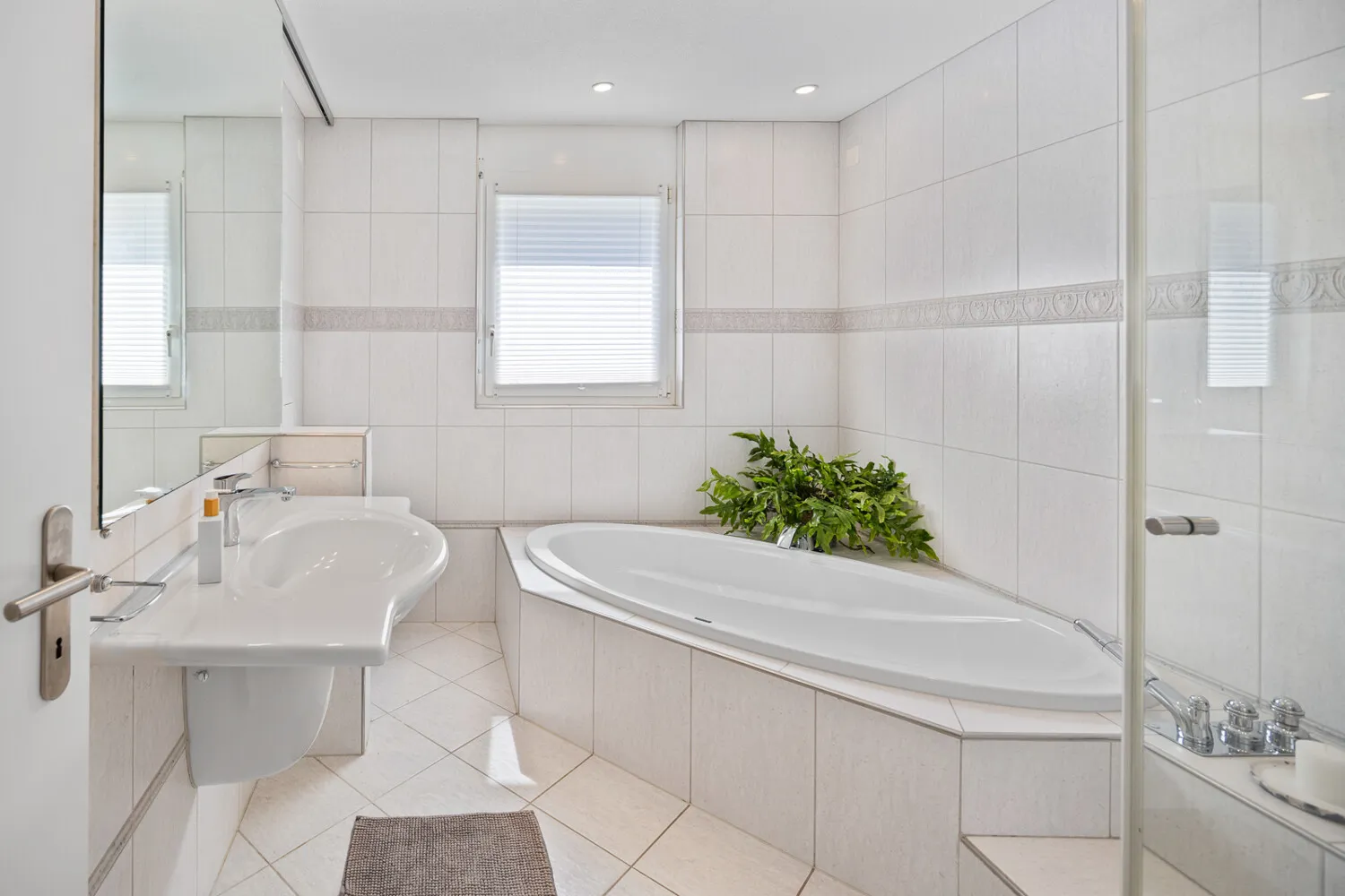 Familienbad mit Badewanne, Dusche, Lavabo und WC (EG)