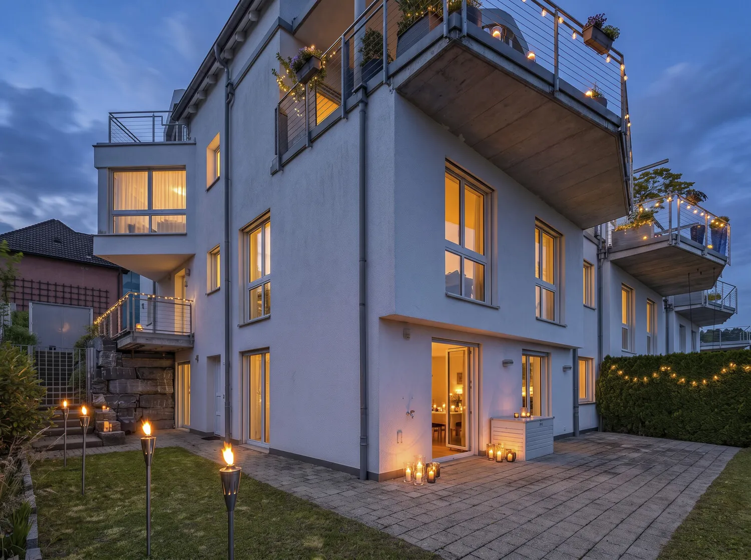 Stimmungsvolle Abendansicht der Liegenschaft
