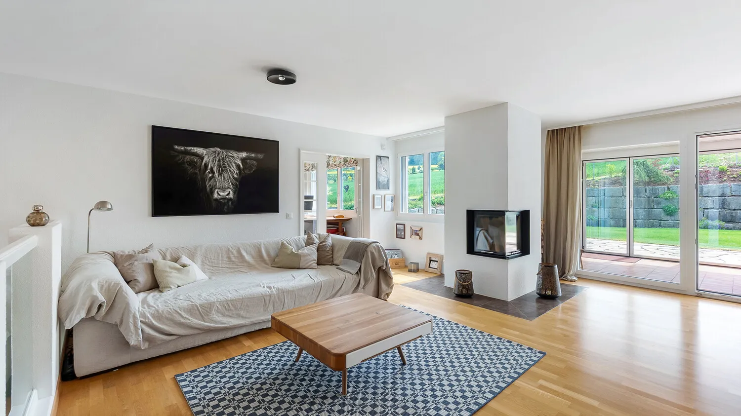 Wohnzimmer mit Kamin