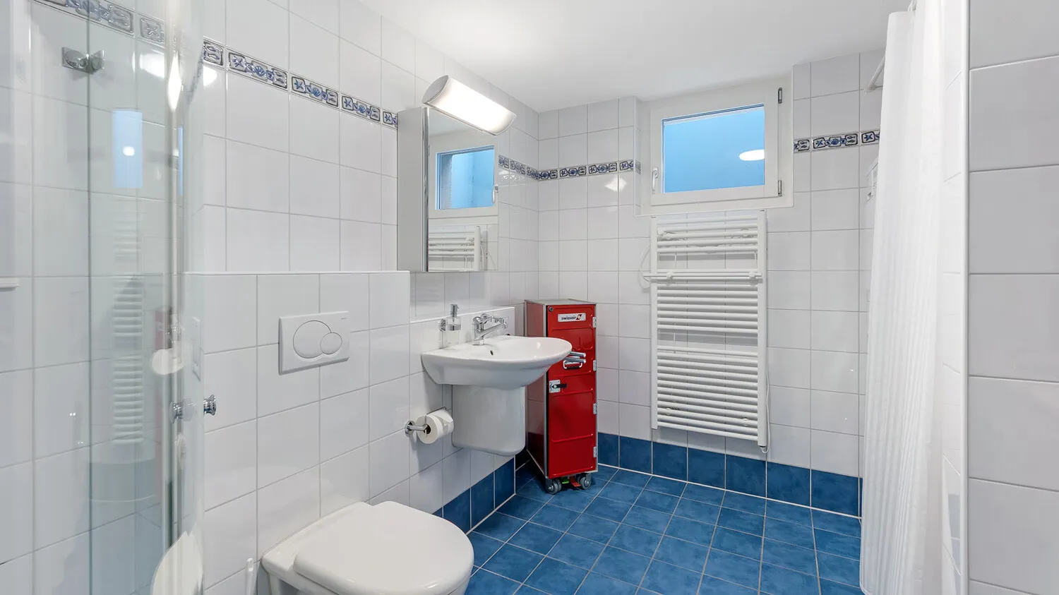 Bad mit Dusche und Waschturm UG