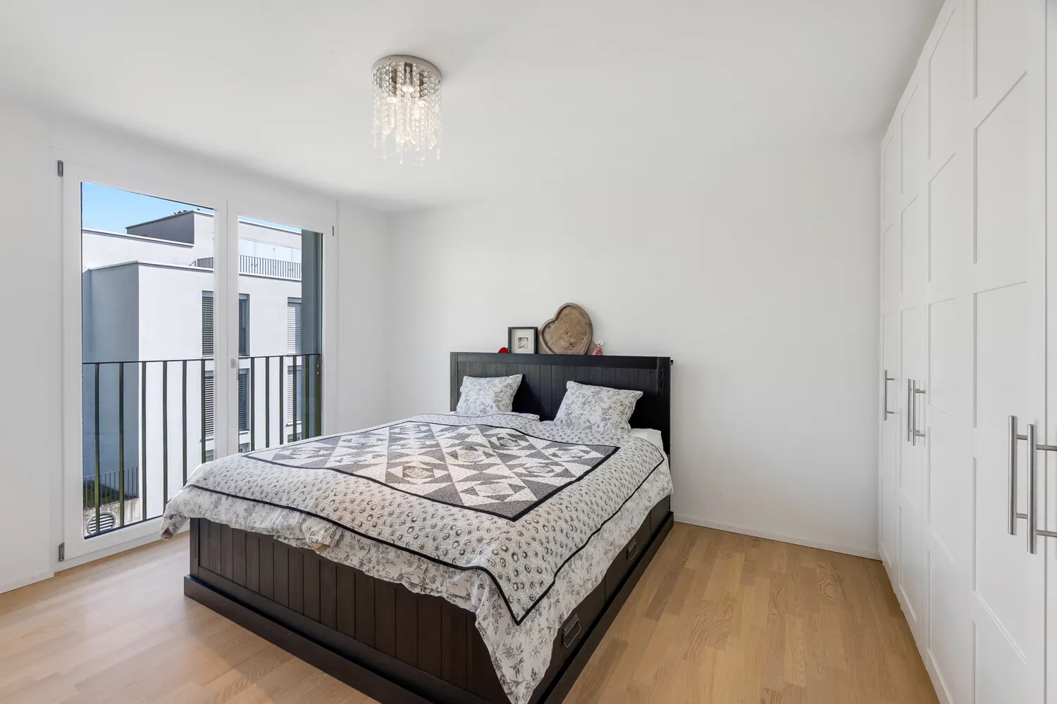 Stilvolles Schlafzimmer mit harmonischer Lichtführung und hochwertiger Atmosphäre (Zimmer 4)