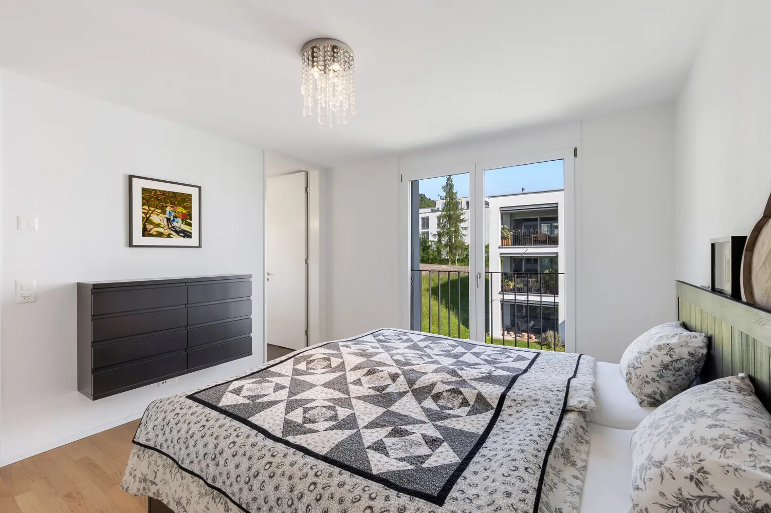 Grosszüger Master-Bedroom mit zeitloser Eleganz und viel Tageslicht