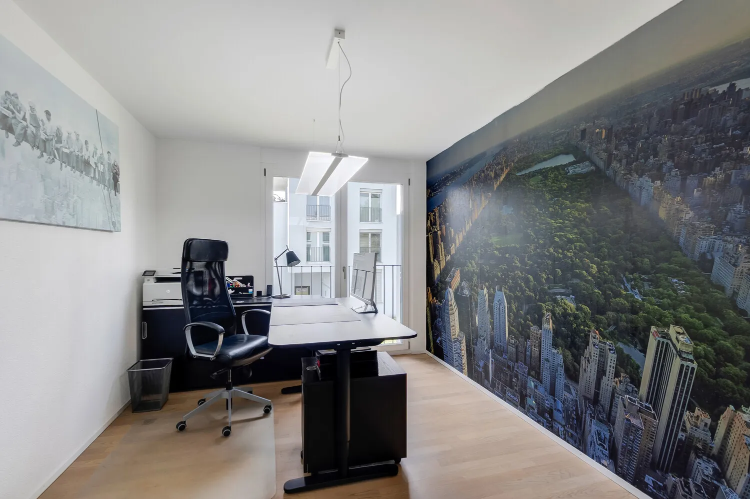 Attraktives Homeoffice mit beeindruckender Panorama-Wandgestaltung (Zimmer 1)