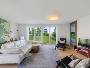Gemütlicher Wohnbereich mit grossen Fensterfronten