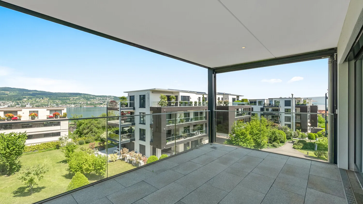 Gedeckte Terrasse mit schöner Teil-Seesicht und seitlichen Senkrecht-Rollos