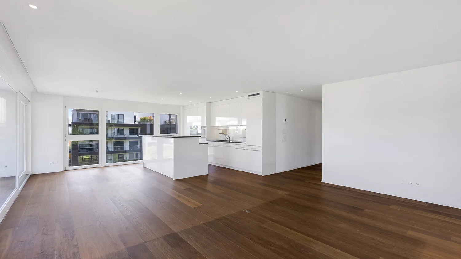 Exklusiver Wohnraum mit grossen Fensterflächen und harmonischem Raumgefühl