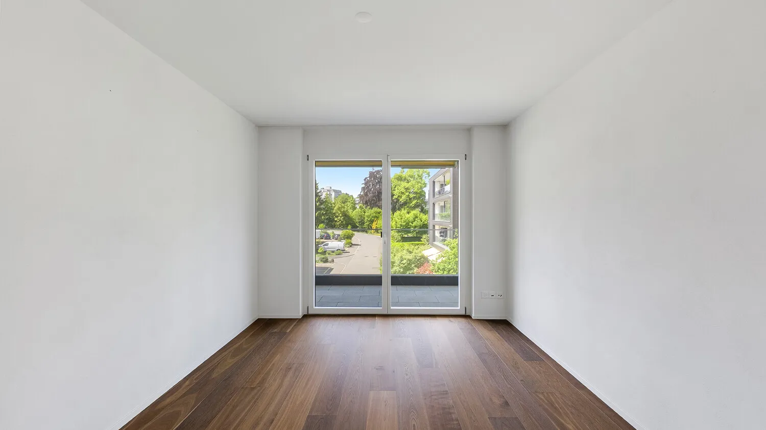 Zimmer mit direktem Zugang zur weitläufigen Terrasse und schönem Aussenbezug (Zimmer 2)