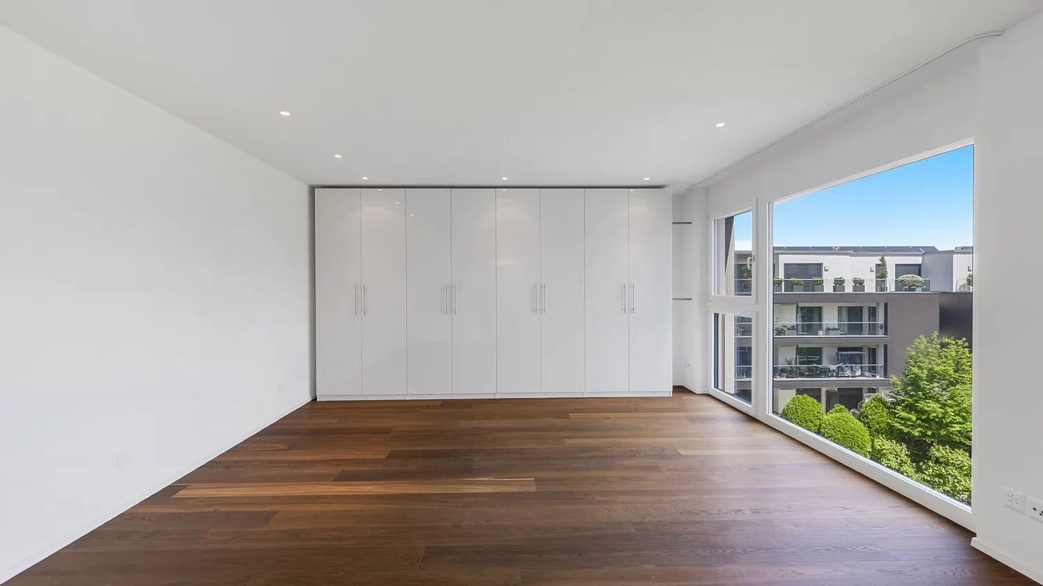Lichtdurchfluteter Master-Bedroom mit grosszügigen Fensterfronten