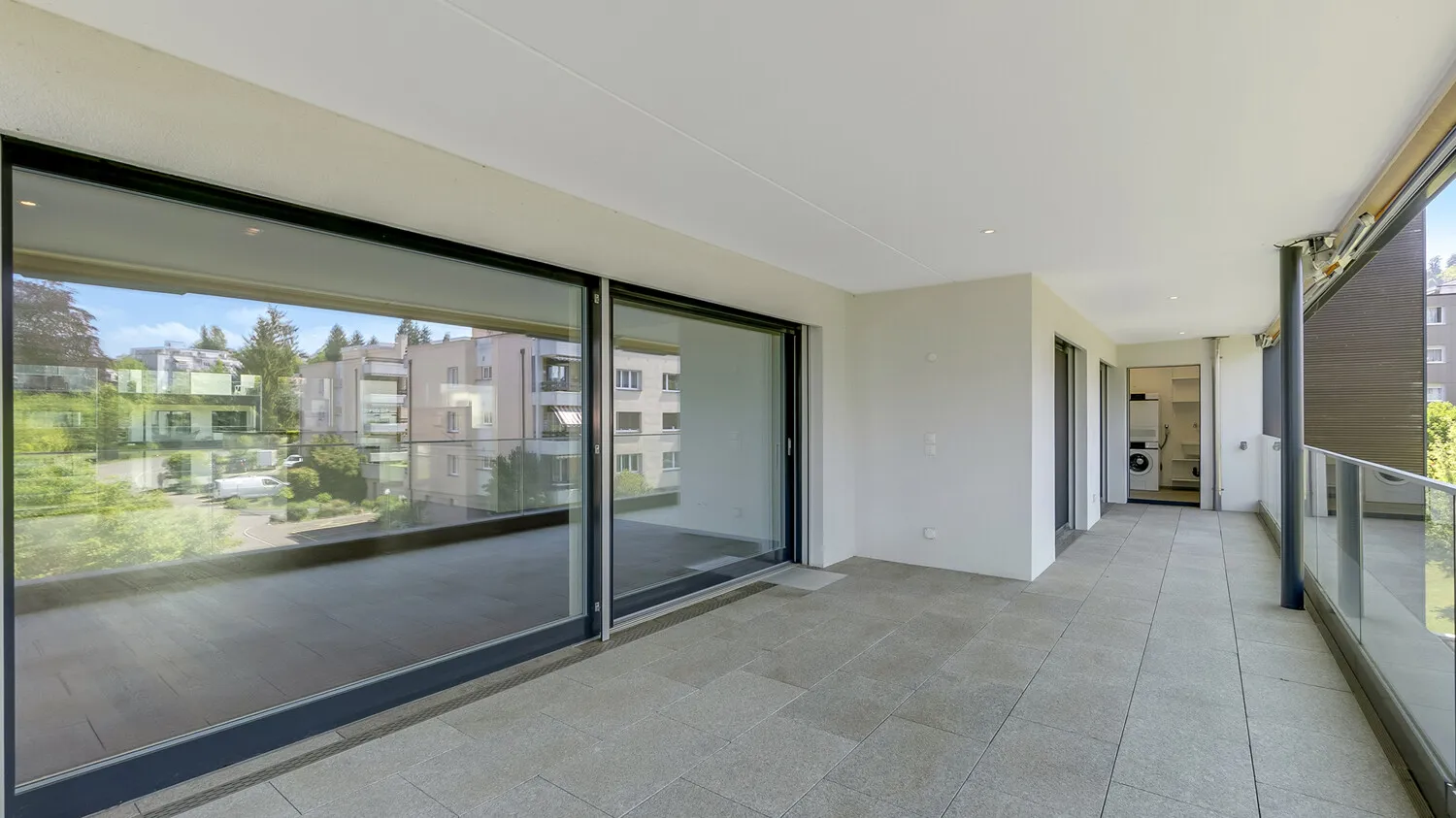 Umlaufende Terrasse mit elegant integriertem Reduit und viel Funktionalität