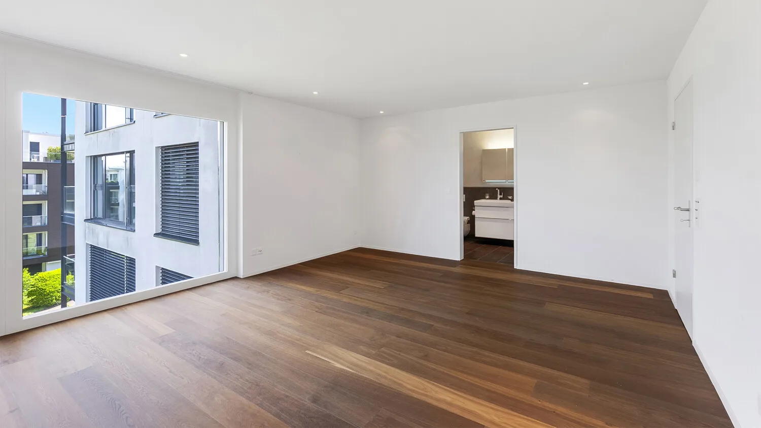Südlich ausgerichtetes Hauptschlafzimmer mit direktem Zugang zum stilvollen en-suite Badezimmer