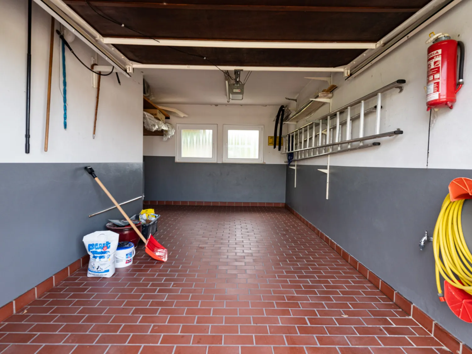 großzügige garage mit elt.-tor