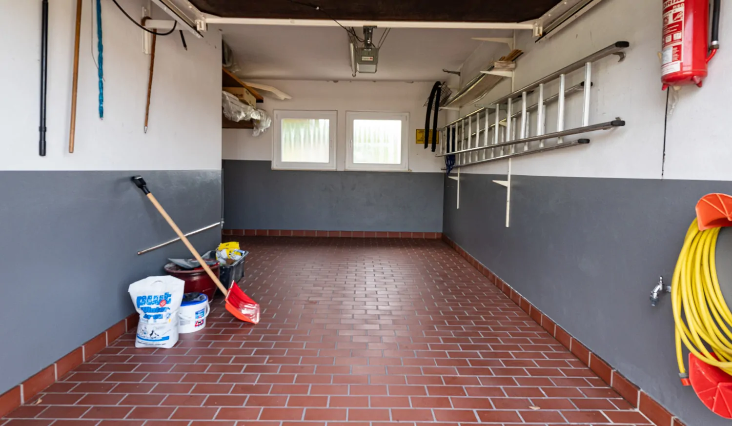 großzügige garage mit elt.-tor