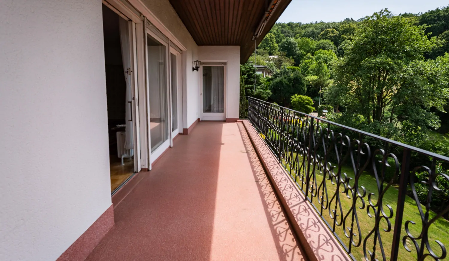 großer balkon südseite eg
