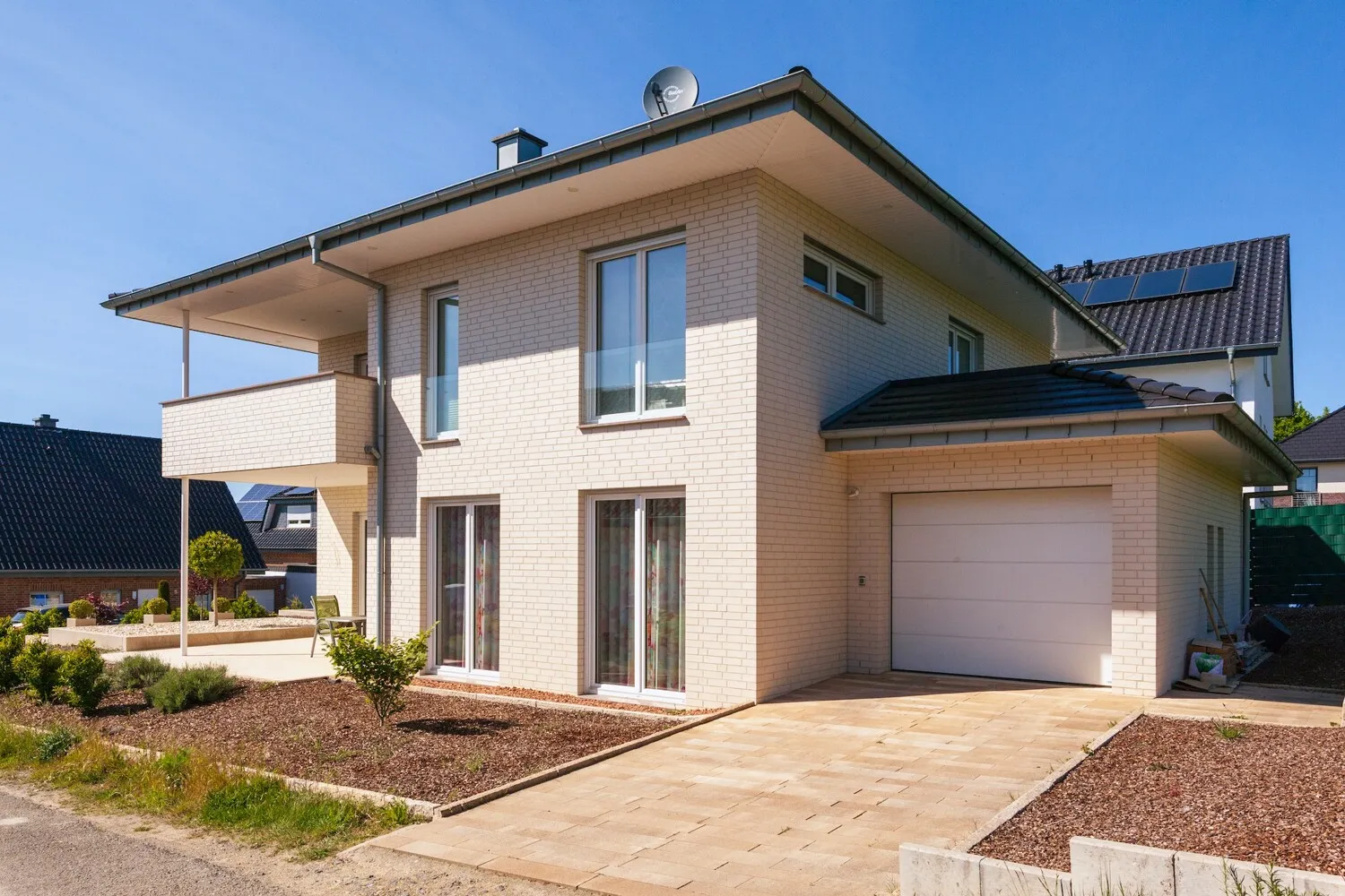 sitenansicht und garage