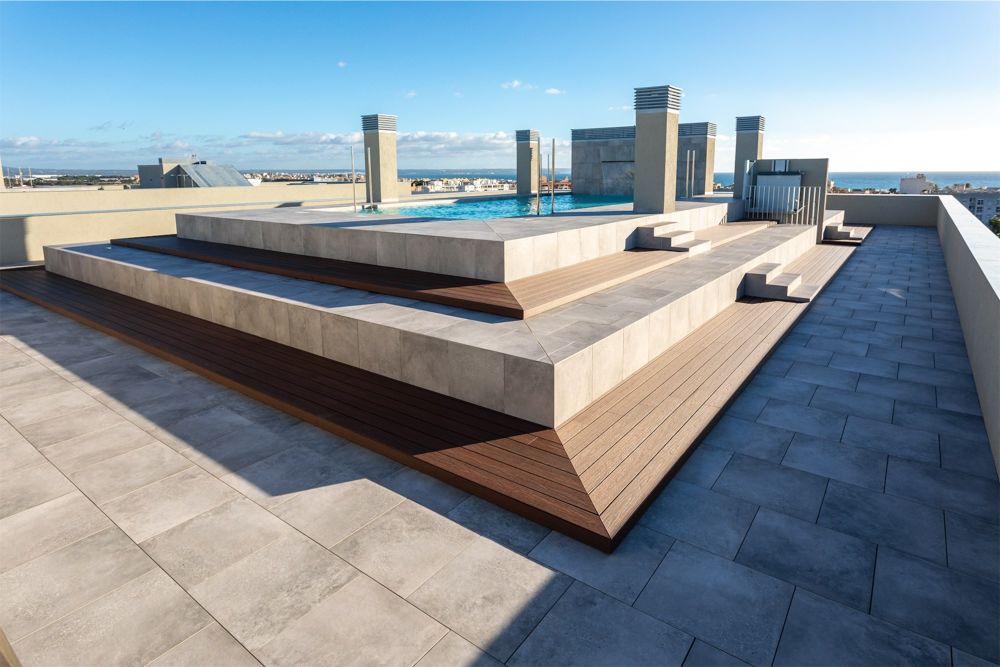 Swimmingpool on rooftop terrace