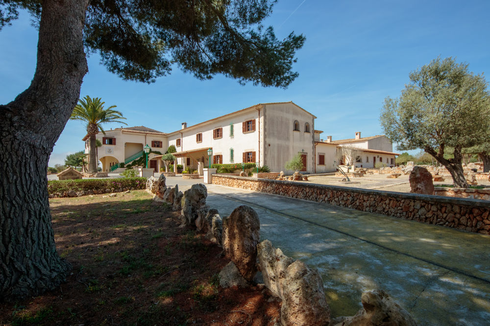 Teilrenoviertes Herrenhaus mit Fernblick, Pool und großem Grundstück zu verkaufen