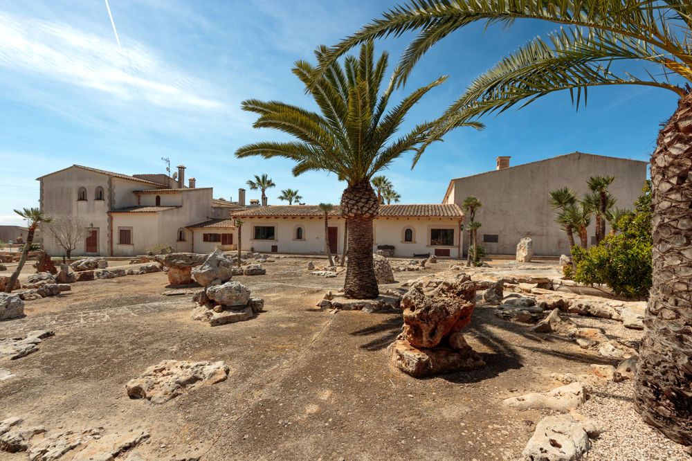 Teilrenoviertes Herrenhaus mit Fernblick, Pool und großem Grundstück zu verkaufen