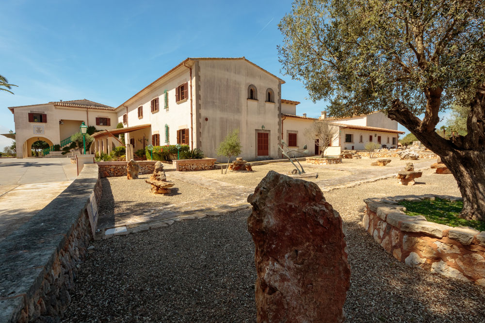 Teilrenoviertes Herrenhaus mit Fernblick, Pool und großem Grundstück zu verkaufen