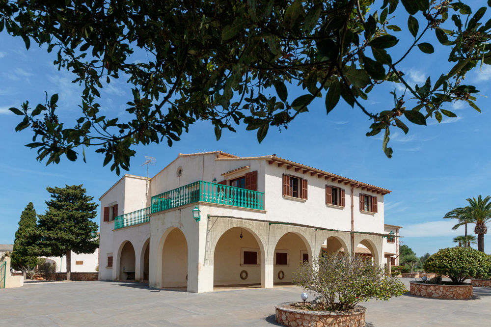 Teilrenoviertes Herrenhaus mit Fernblick, Pool und großem Grundstück zu verkaufen