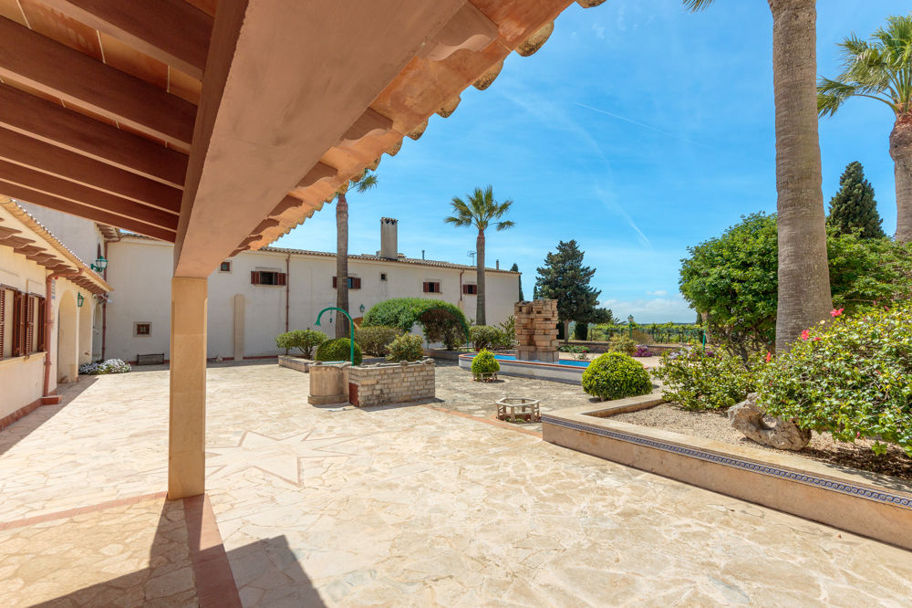 Teilrenoviertes Herrenhaus mit Fernblick, Pool und großem Grundstück zu verkaufen