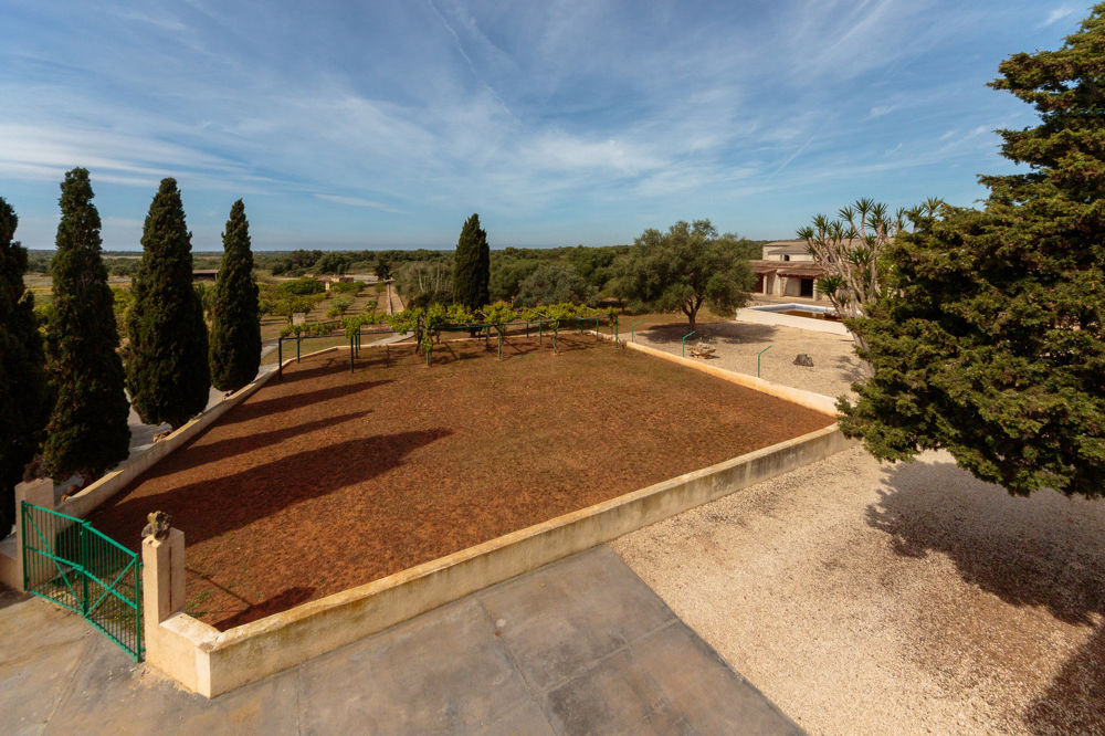 Teilrenoviertes Herrenhaus mit Fernblick, Pool und großem Grundstück zu verkaufen