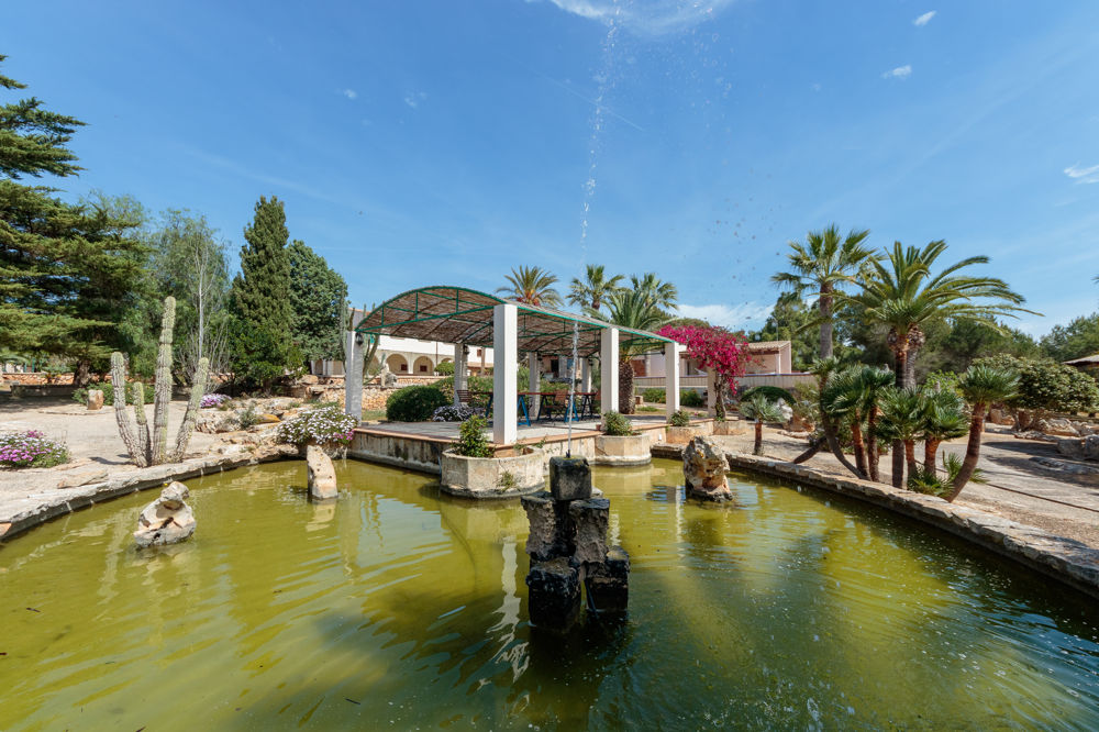 Teilrenoviertes Herrenhaus mit Fernblick, Pool und großem Grundstück zu verkaufen