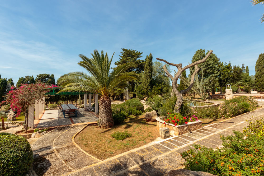 Teilrenoviertes Herrenhaus mit Fernblick, Pool und großem Grundstück zu verkaufen