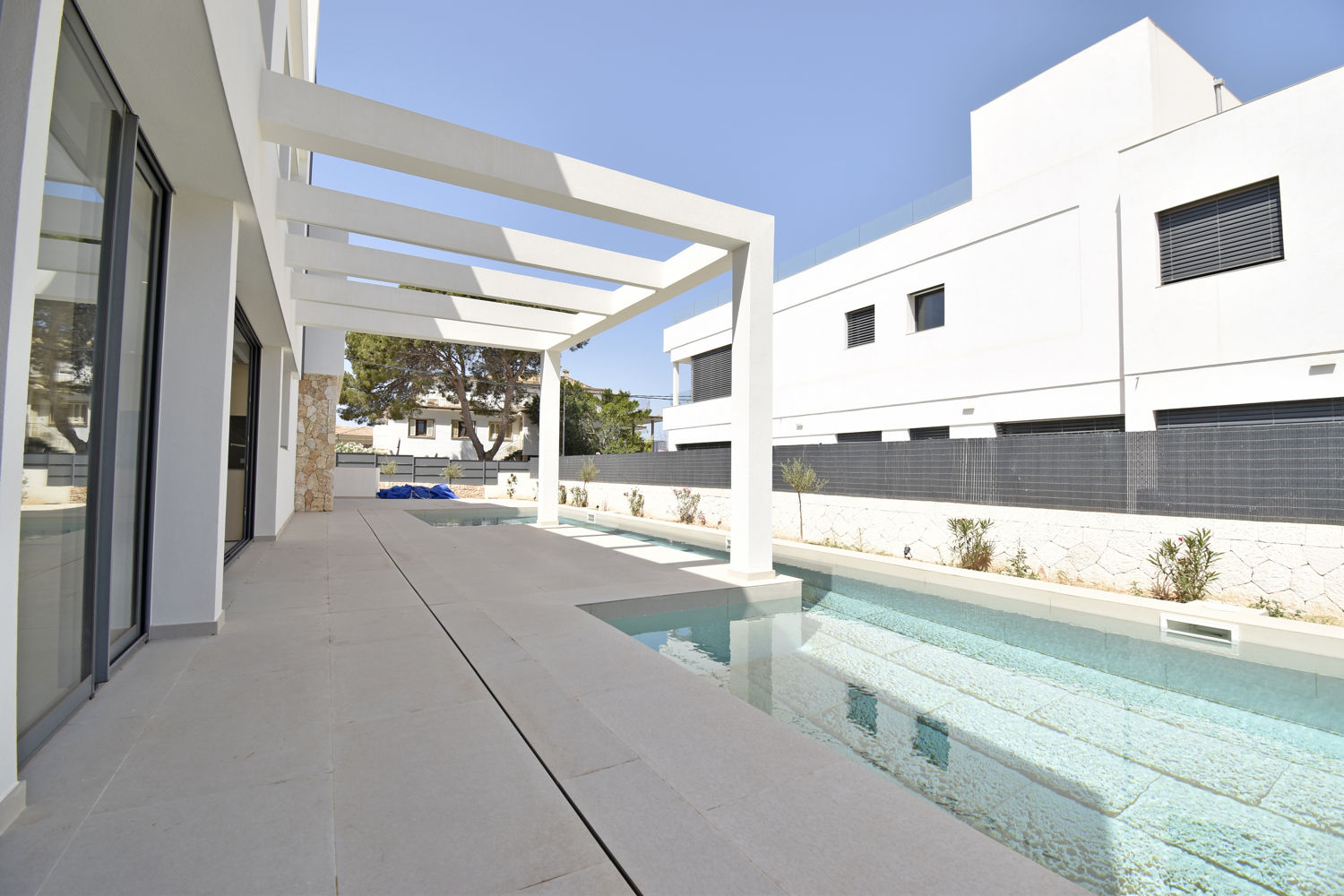 Neubau Villa mit Pool und Meerblick in Son Veri Nou