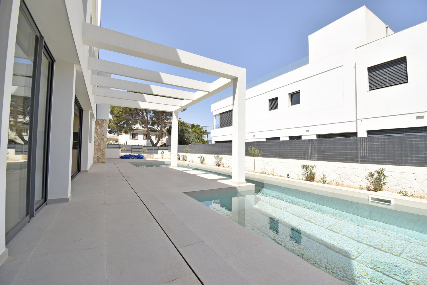 Chalet de nueva construcción con piscina y vistas al mar en Son Veri Nou