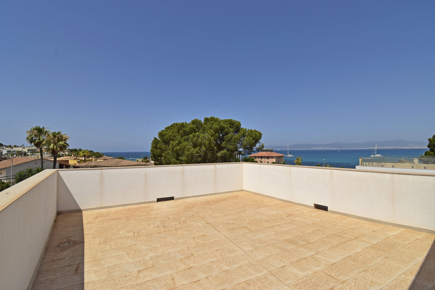 Chalet de nueva construcción con piscina y vistas al mar en Son Veri Nou