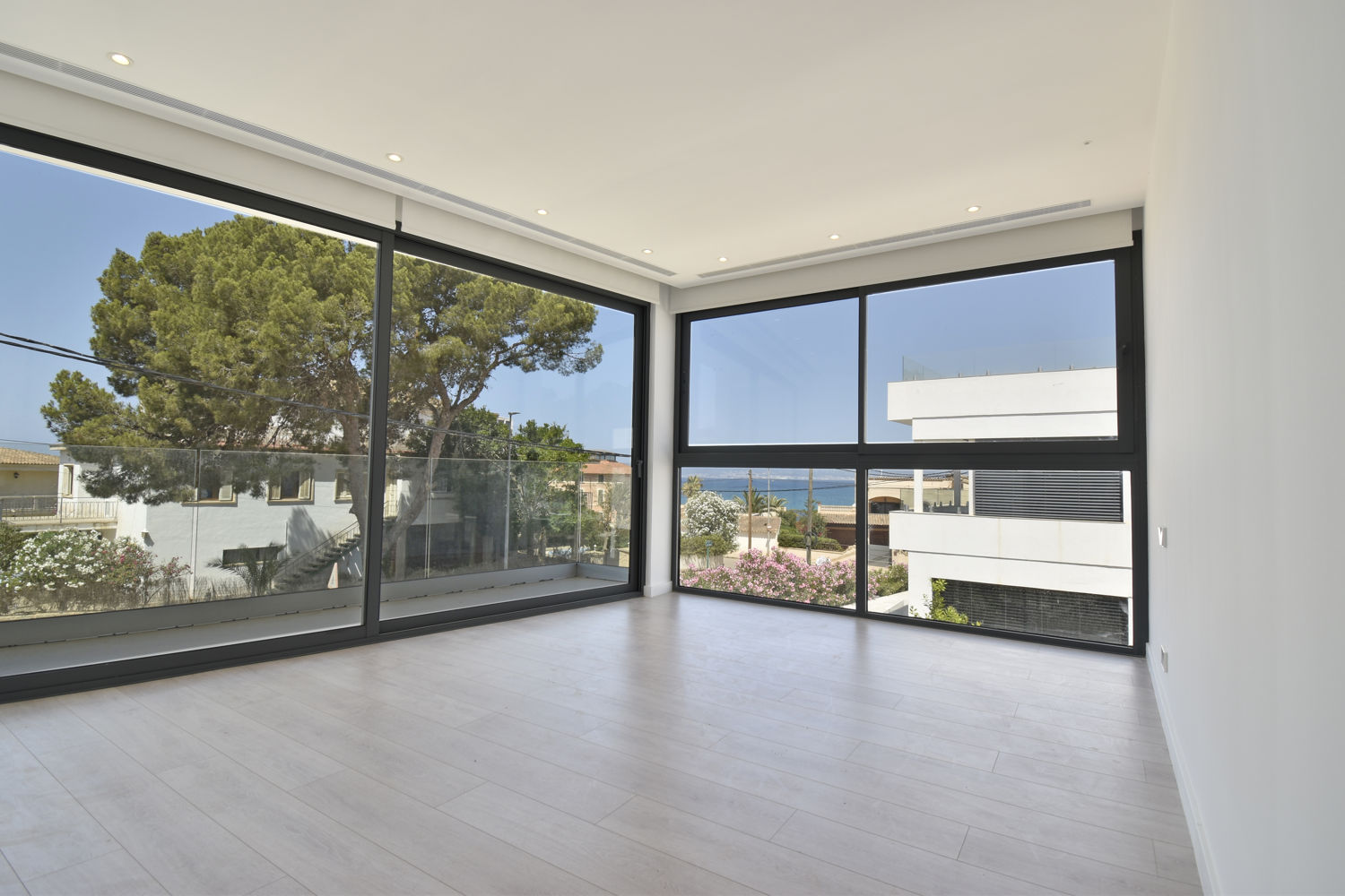 Chalet de nueva construcción con piscina y vistas al mar en Son Veri Nou