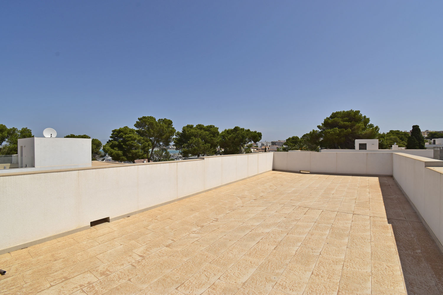 Neubau Villa mit Pool und Meerblick in Son Veri Nou