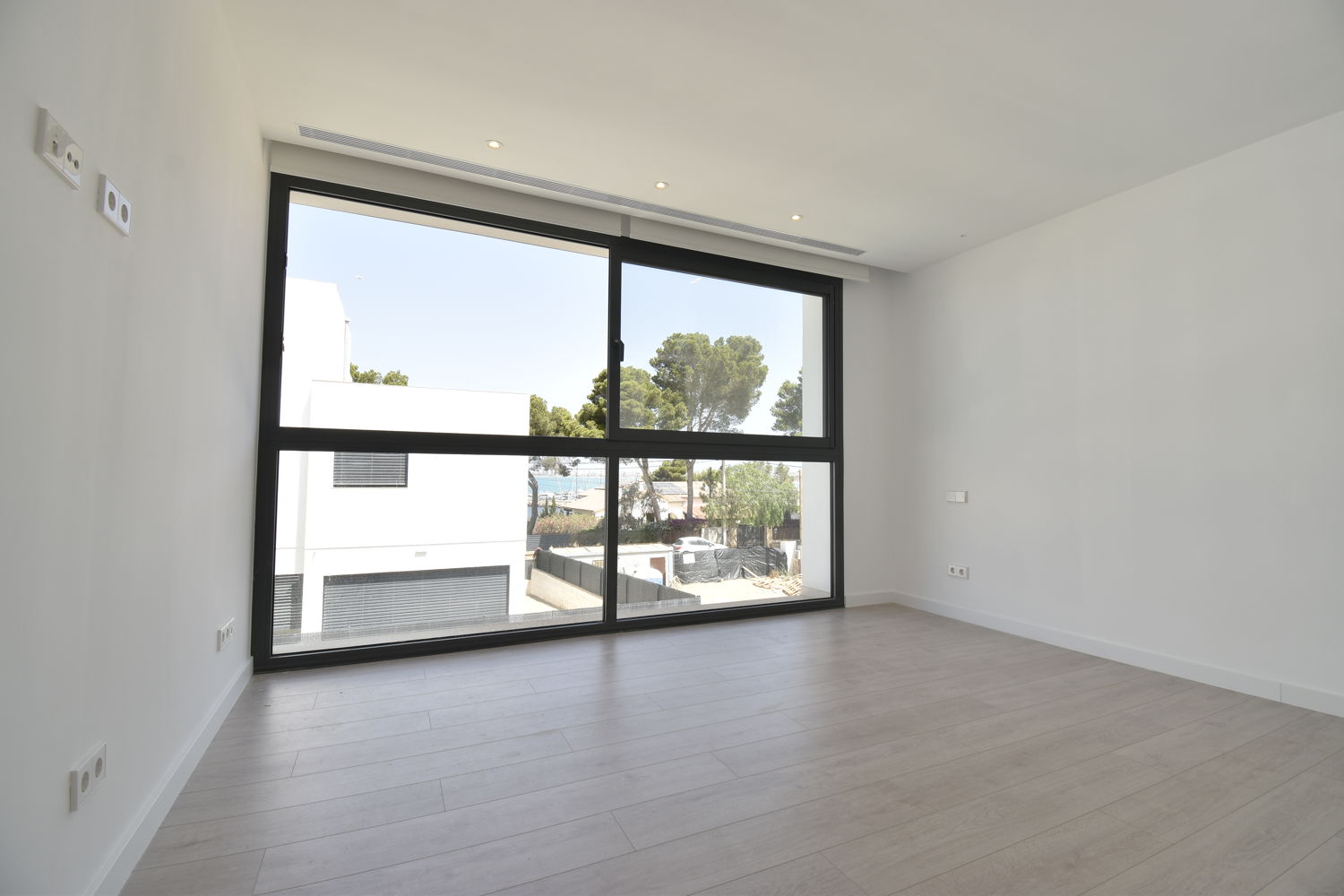 Chalet de nueva construcción con piscina y vistas al mar en Son Veri Nou