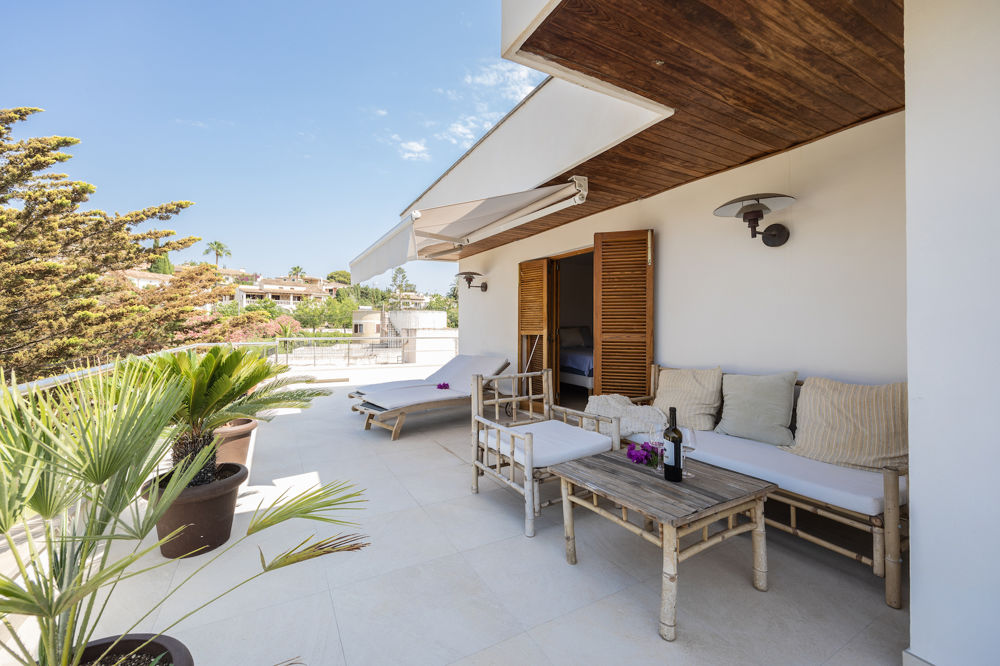 Penthouse for sale in Mediterranean villa with pool in Bonanova