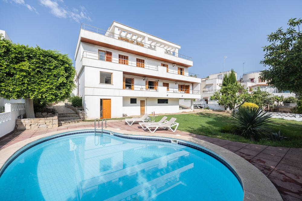 Penthouse in mediterraner Villa mit Pool in Bonanova zu verkaufen