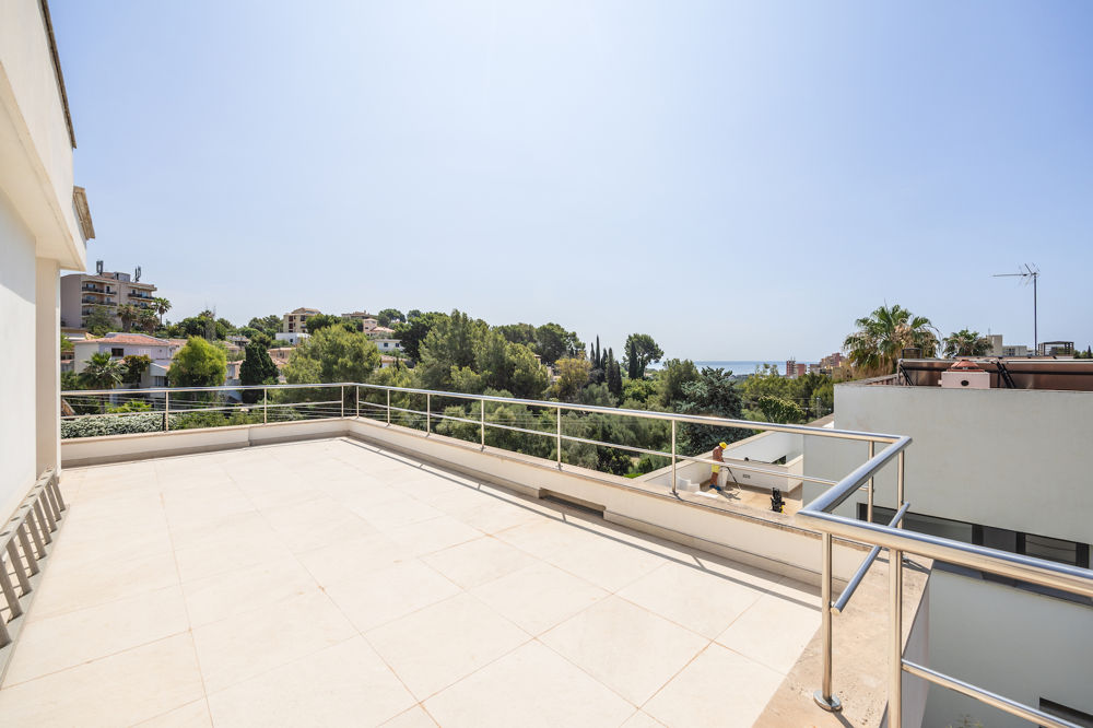 Penthouse for sale in Mediterranean villa with pool in Bonanova